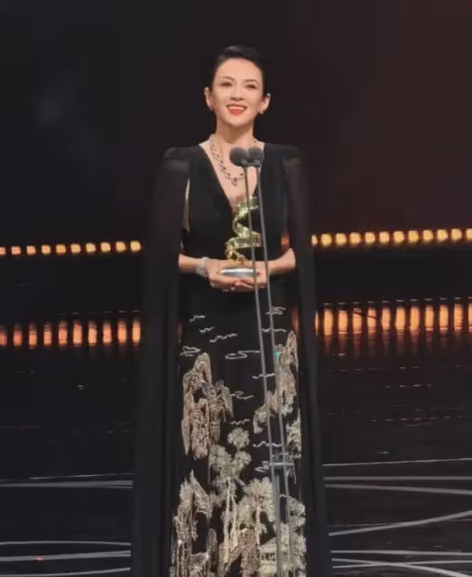 章子怡哽咽致謝張藝謀，張藝謀鞠躬回應！章子怡變柔軟了，她老了