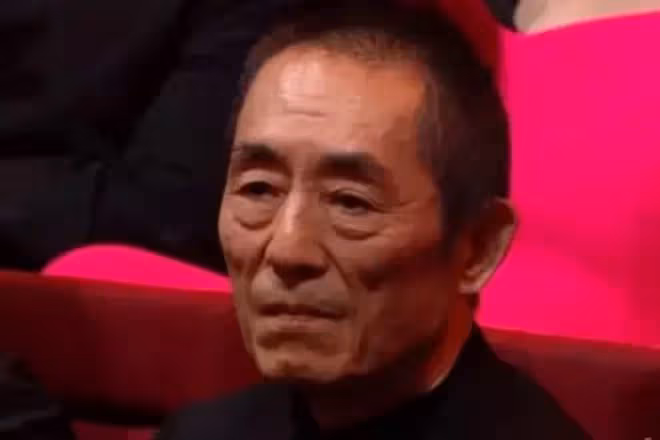 章子怡哽咽致謝張藝謀，張藝謀鞠躬回應！章子怡變柔軟了，她老了