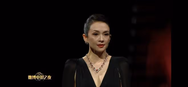 章子怡哽咽致謝張藝謀，張藝謀鞠躬回應！章子怡變柔軟了，她老了