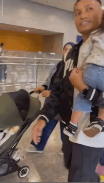排面！桑尼現身上海，現場人山人海，拉人牆行進，國人求合影被推
