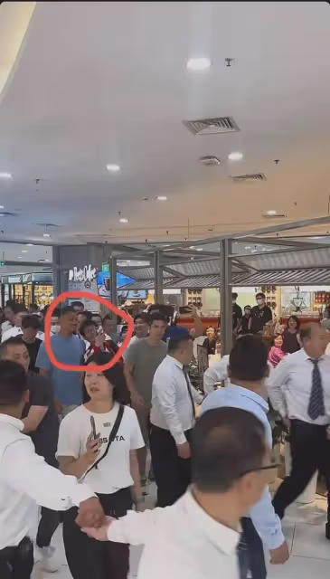 排面！桑尼現身上海，現場人山人海，拉人牆行進，國人求合影被推