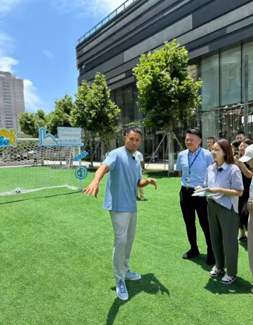 排面！桑尼現身上海，現場人山人海，拉人牆行進，國人求合影被推
