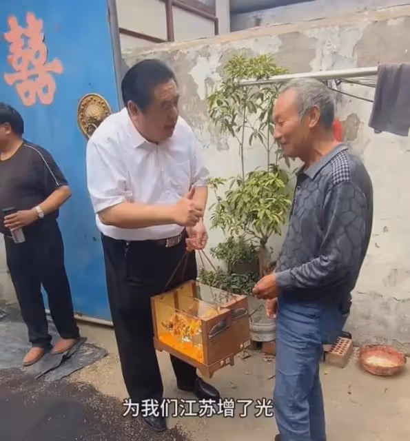 姜萍走紅後:家鄉企業給姜父送錢,細節見格局,姜媽首發聲被誤解