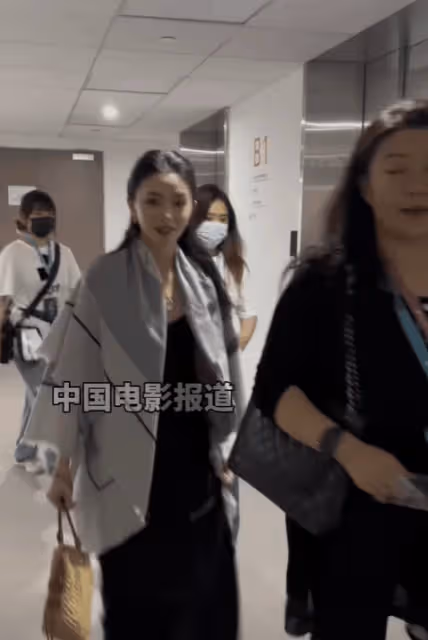 看周也對李冰冰卑躬屈膝的樣子,真的太諷刺了