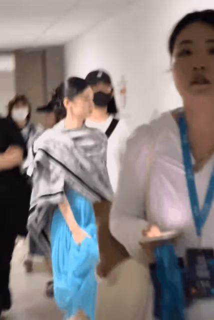 看周也對李冰冰卑躬屈膝的樣子,真的太諷刺了