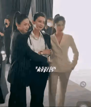 看周也對李冰冰卑躬屈膝的樣子,真的太諷刺了