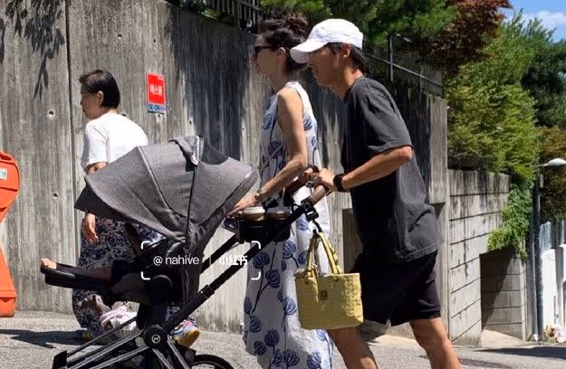 宋仲基首爾漢南洞帥氣遛混血娃！神級嬰兒車價格曝光