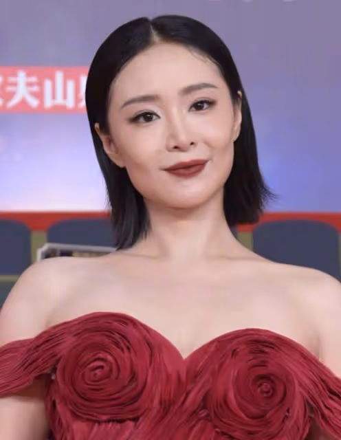 微博電影之夜,被笑不露齒的蔣勤勤驚艷,身材豐滿有料艷壓群芳
