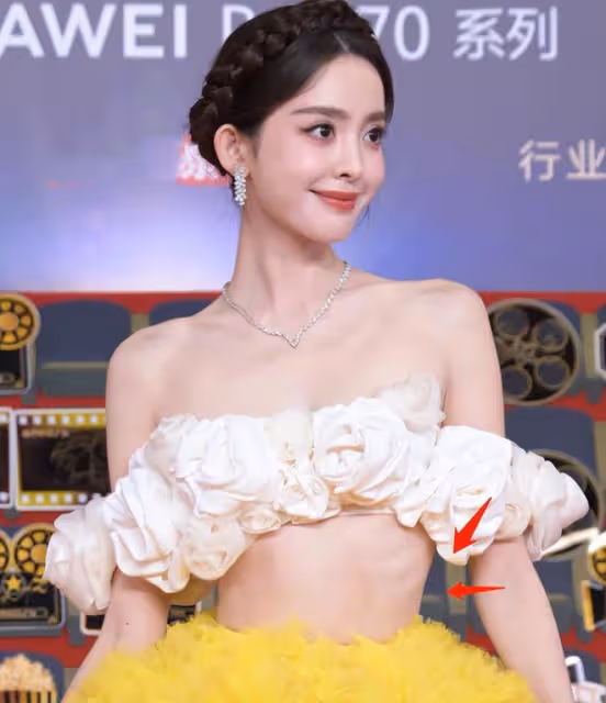 微博電影之夜,被笑不露齒的蔣勤勤驚艷,身材豐滿有料艷壓群芳