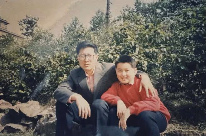 胡歌父親節罕曬父子舊照,小時候好胖,爸爸年輕時和胡歌太像了!