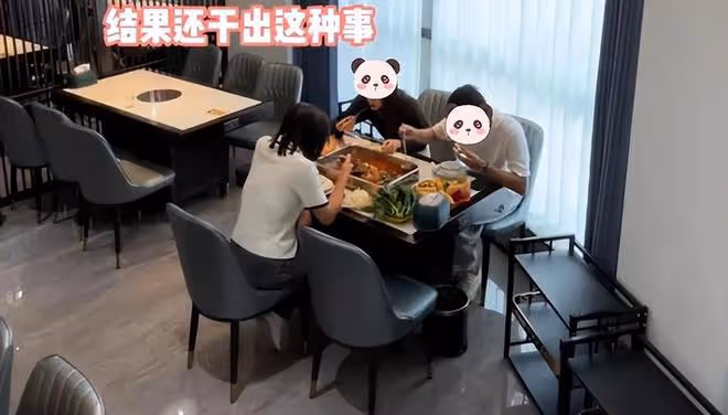 男子和朋友聚餐,拿公勺喝湯被妻子提醒,惱羞成怒摔筷子離開