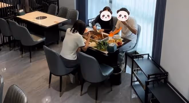 男子和朋友聚餐,拿公勺喝湯被妻子提醒,惱羞成怒摔筷子離開