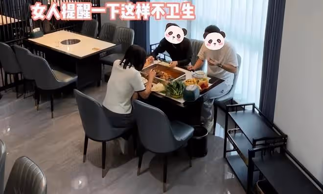 男子和朋友聚餐,拿公勺喝湯被妻子提醒,惱羞成怒摔筷子離開