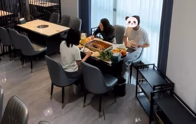 男子和朋友聚餐,拿公勺喝湯被妻子提醒,惱羞成怒摔筷子離開
