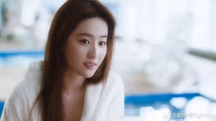 劉亦菲穿藍色泳裝身材好辣!網友:凹凸有致不亞於楊冪