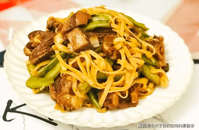 豆角燜面怎麼做才好吃?手把手教您在家做,麵條不粘不坨、味道濃