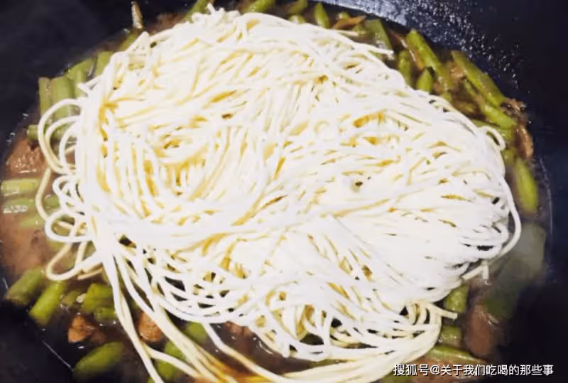 豆角燜面怎麼做才好吃?手把手教您在家做,麵條不粘不坨、味道濃