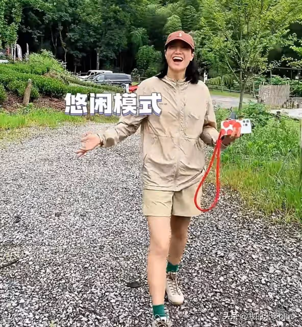 朱丹曬朋友聚會，尚雯婕陪她女兒騎車好歡樂，周一圍露面又年輕了