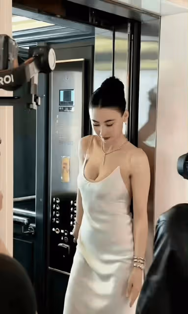 44歲的張柏芝:3胎媽媽越來越滋潤了,身材曼妙、韻味十足