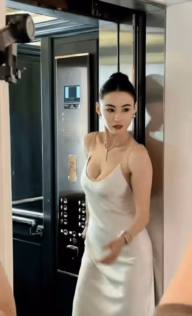 44歲的張柏芝:3胎媽媽越來越滋潤了,身材曼妙、韻味十足