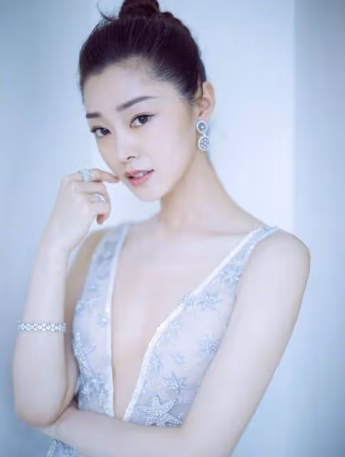 35歲宋軼:她的身材才叫絕!漫畫腰、天鵝頸,讓人羨慕不已