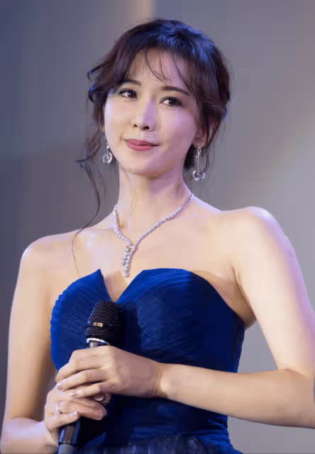 「美魔女」50歲林志玲:身材依舊凹凸有致,她的美無人能及