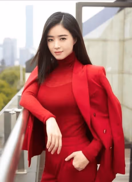 蔣欣：微胖界天花板！41歲身材前凸後翹，事業更是風生水起
