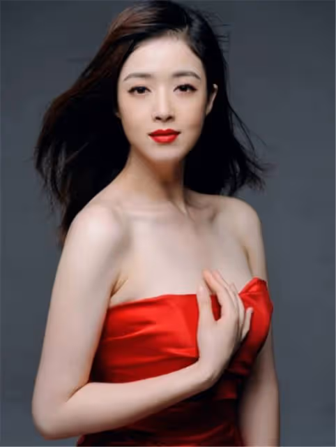 蔣欣：微胖界天花板！41歲身材前凸後翹，事業更是風生水起