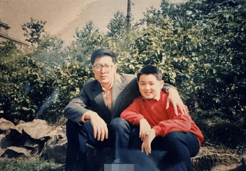 胡歌曬與父親舊照,父子倆五官似複製粘貼