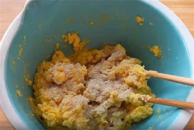 把玉米面用開水一燙,加點麵粉,不用油,不二次餳發,越嚼越香