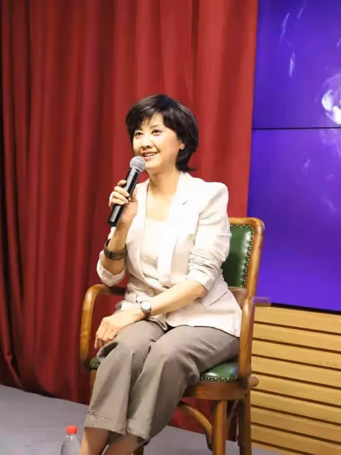 都72歲,朱琳老而不妖比劉曉慶強太多了,一個阿姨一個假妙齡少女