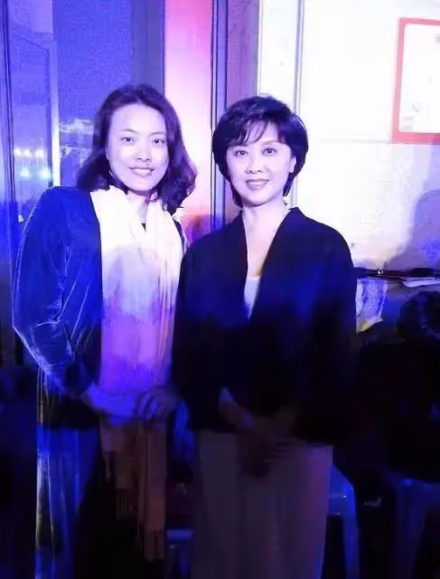 都72歲,朱琳老而不妖比劉曉慶強太多了,一個阿姨一個假妙齡少女