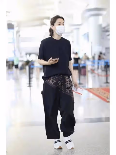 61歲毛阿敏越老越時髦!一身黑色穿搭腰間綁絲巾,減齡20歲不不止