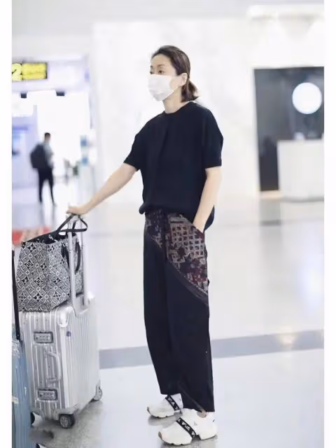 61歲毛阿敏越老越時髦!一身黑色穿搭腰間綁絲巾,減齡20歲不不止