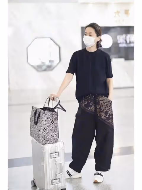 61歲毛阿敏越老越時髦!一身黑色穿搭腰間綁絲巾,減齡20歲不不止