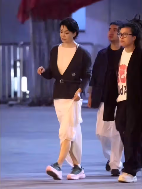 61歲毛阿敏越老越時髦!一身黑色穿搭腰間綁絲巾,減齡20歲不不止