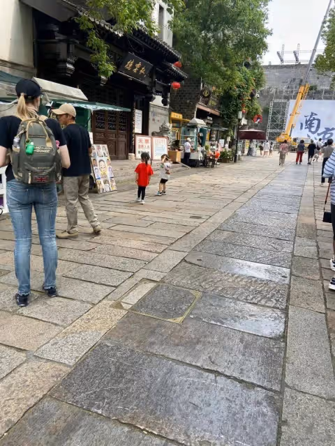 撒貝寧攜家人現身南京,夫妻兩人穿情侶上衣逛街,李白大長腿矚目