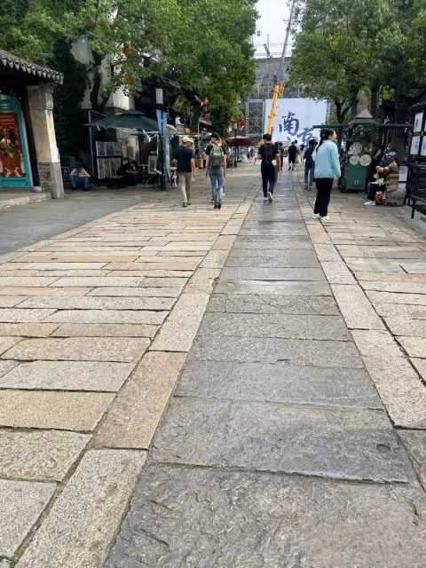撒貝寧攜家人現身南京,夫妻兩人穿情侶上衣逛街,李白大長腿矚目