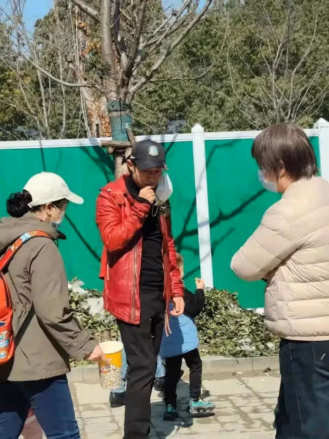 撒貝寧攜家人現身南京,夫妻兩人穿情侶上衣逛街,李白大長腿矚目