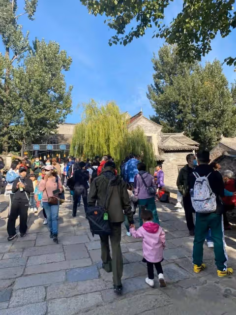 撒貝寧攜家人現身南京,夫妻兩人穿情侶上衣逛街,李白大長腿矚目