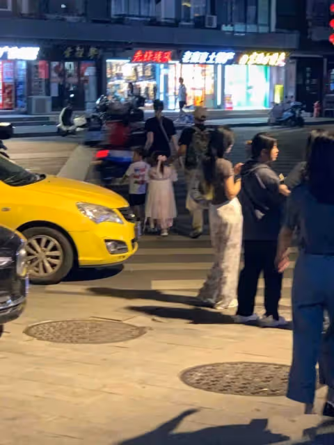 撒貝寧攜家人現身南京,夫妻兩人穿情侶上衣逛街,李白大長腿矚目
