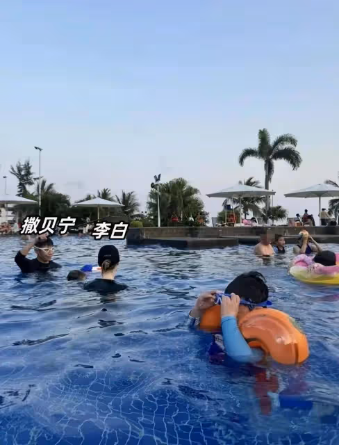 撒貝寧攜家人現身南京,夫妻兩人穿情侶上衣逛街,李白大長腿矚目