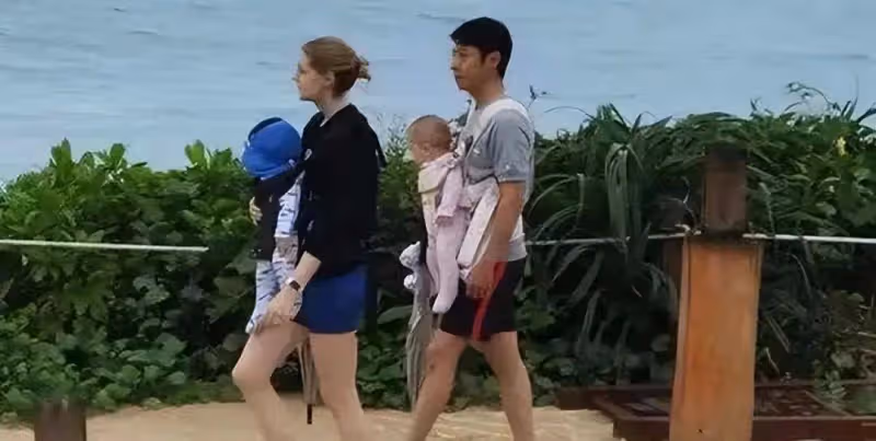 撒貝寧攜家人現身南京,夫妻兩人穿情侶上衣逛街,李白大長腿矚目