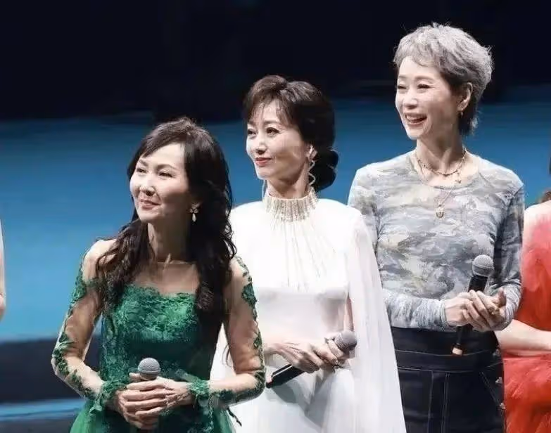 70歲趙雅芝與兒子豪橫過端午,穿大牌吃高檔粽,真似豪門姐弟!