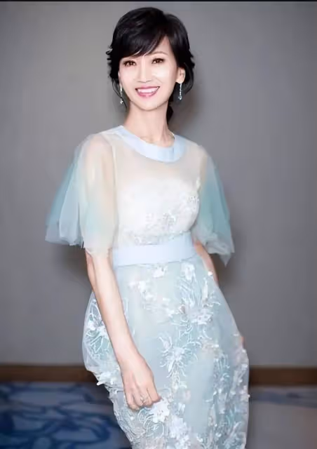 70歲趙雅芝與兒子豪橫過端午,穿大牌吃高檔粽,真似豪門姐弟!