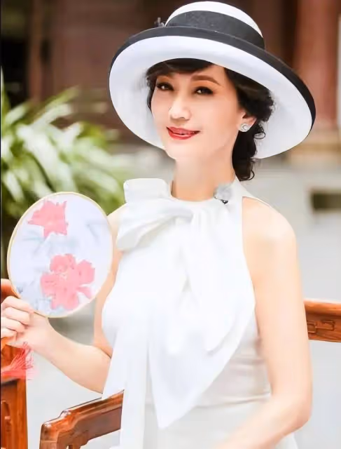 70歲趙雅芝與兒子豪橫過端午,穿大牌吃高檔粽,真似豪門姐弟!