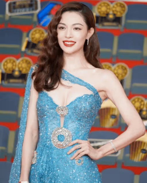 電影之夜紅毯生圖！周也憔悴，倪妮失手，娜扎，鍾楚曦艷壓群芳