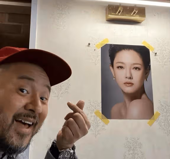 具俊曄太滑稽了,為了招攬生意不擇手段,在餐館廁所貼大S藝術照