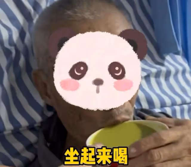 大爺生病住院,兒女怎麼哄都不肯吃飯,護士來喂立即乖乖配合