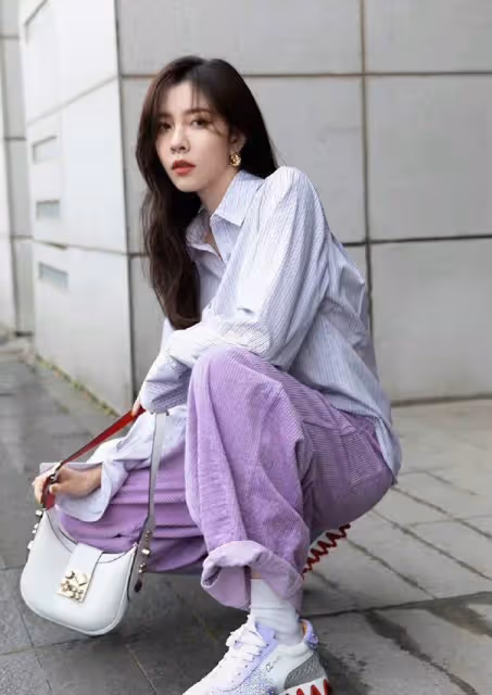 宋妍霏私下是個甜酷女孩，穿寬鬆襯衫配水桶褲，香芋配色好養眼